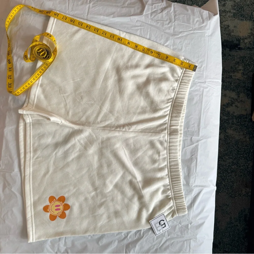 Women's Shorts with Flower Design - Picture 3 of 3